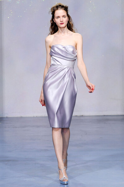 Luisa Beccaria Spring 2010 Ready-to-Wear。路易莎·贝卡里亚2010春夏高级成衣发布。本季系列的创作灵感取源于1950年代。无肩带、做摺的白色圆点蓝洋装让人回想起早期的Brigitte Bardot(碧姬芭杜)。丝质的山东绸制成…