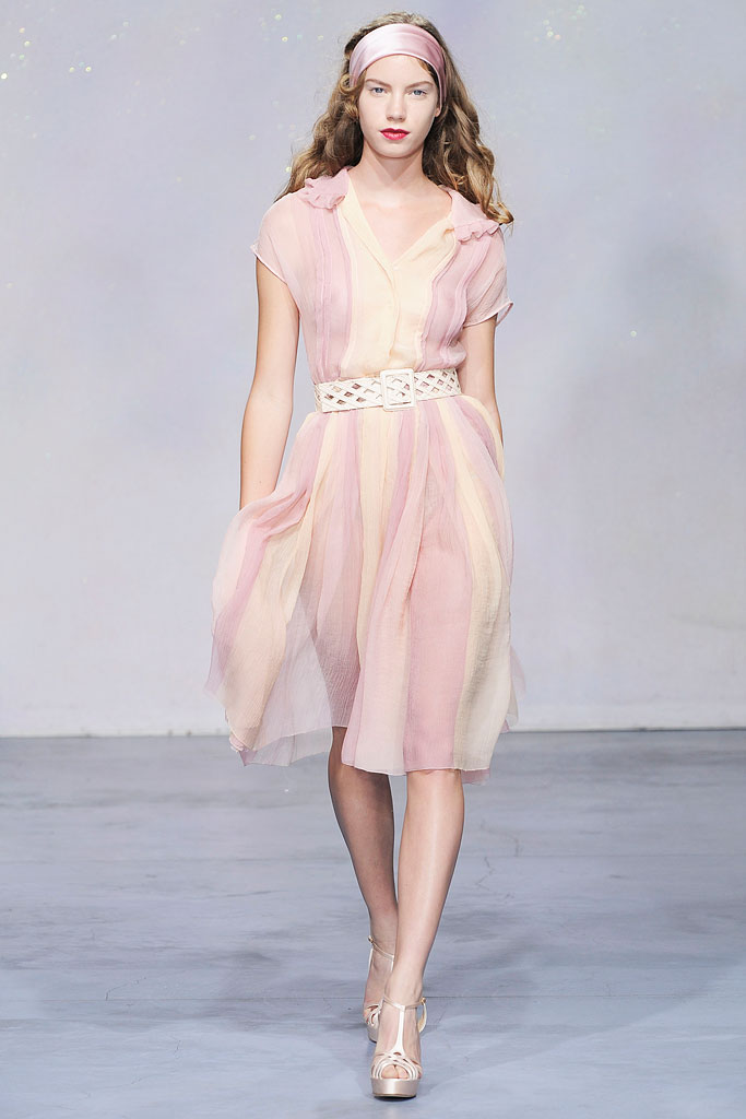 Luisa Beccaria Spring 2010 Ready-to-Wear。路易莎·贝卡里亚2010春夏高级成衣发布。本季系列的创作灵感取源于1950年代。无肩带、做摺的白色圆点蓝洋装让人回想起早期的Brigitte Bardot(碧姬芭杜)。丝质的山东绸制成的华美衣裳更是闪耀动人。