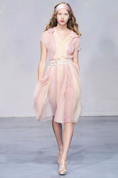 Luisa Beccaria Spring 2010 Ready-to-Wear。路易莎·贝卡里亚2010春夏高级成衣发布。本季系列的创作灵感取源于1950年代。无肩带、做摺的白色圆点蓝洋装让人回想起早期的Brigitte Bardot(碧姬芭杜)。丝质的山东绸制成…