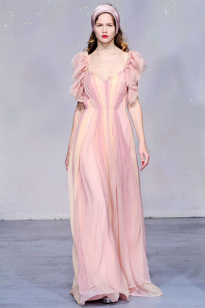 Luisa Beccaria Spring 2010 Ready-to-Wear。路易莎·贝卡里亚2010春夏高级成衣发布。本季系列的创作灵感取源于1950年代。无肩带、做摺的白色圆点蓝洋装让人回想起早期的Brigitte Bardot(碧姬芭杜)。丝质的山东绸制成的华美衣裳更是闪耀动人。