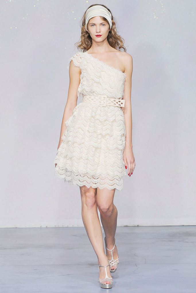 Luisa Beccaria Spring 2010 Ready-to-Wear。路易莎·贝卡里亚2010春夏高级成衣发布。本季系列的创作灵感取源于1950年代。无肩带、做摺的白色圆点蓝洋装让人回想起早期的Brigitte Bardot(碧姬芭杜)。丝质的山东绸制成的华美衣裳更是闪耀动人。