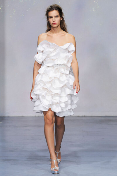 Luisa Beccaria Spring 2010 Ready-to-Wear。路易莎·贝卡里亚2010春夏高级成衣发布。本季系列的创作灵感取源于1950年代。无肩带、做摺的白色圆点蓝洋装让人回想起早期的Brigitte Bardot(碧姬芭杜)。丝质的山东绸制成…