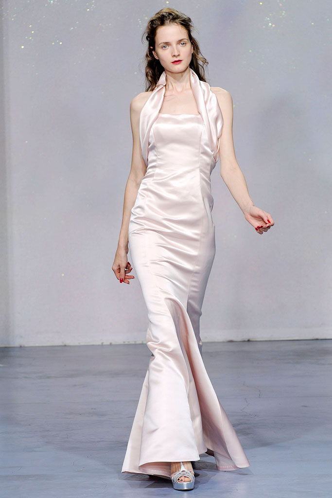 Luisa Beccaria Spring 2010 Ready-to-Wear。路易莎·贝卡里亚2010春夏高级成衣发布。本季系列的创作灵感取源于1950年代。无肩带、做摺的白色圆点蓝洋装让人回想起早期的Brigitte Bardot(碧姬芭杜)。丝质的山东绸制成的华美衣裳更是闪耀动人。