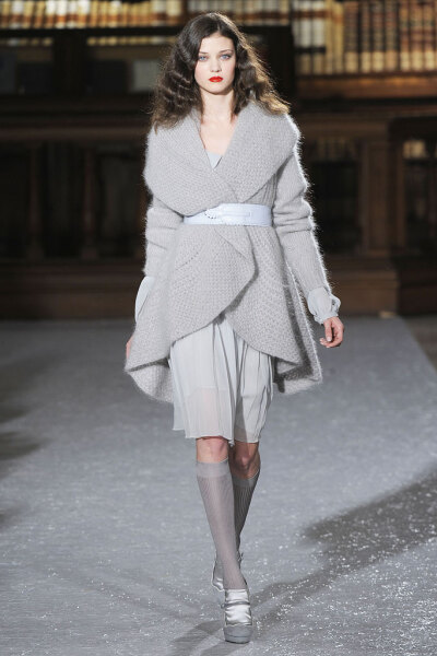 Luisa Beccaria Fall 2010 Ready-to-Wear。路易莎·贝卡里亚2010米兰时装周秋冬高级成衣发布。本季这个系列适合人群十分广阔，从好莱坞女星到长久迷恋她连衣裙的粉丝，足够取悦所有Beccaria的顾客。