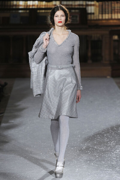 Luisa Beccaria Fall 2010 Ready-to-Wear。路易莎·贝卡里亚2010米兰时装周秋冬高级成衣发布。本季这个系列适合人群十分广阔，从好莱坞女星到长久迷恋她连衣裙的粉丝，足够取悦所有Beccaria的顾客。