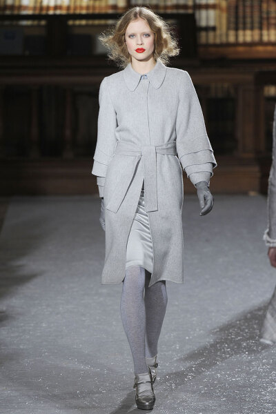 Luisa Beccaria Fall 2010 Ready-to-Wear。路易莎·贝卡里亚2010米兰时装周秋冬高级成衣发布。本季这个系列适合人群十分广阔，从好莱坞女星到长久迷恋她连衣裙的粉丝，足够取悦所有Beccaria的顾客。