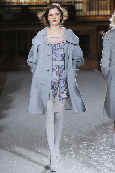 Luisa Beccaria Fall 2010 Ready-to-Wear。路易莎·贝卡里亚2010米兰时装周秋冬高级成衣发布。本季这个系列适合人群十分广阔，从好莱坞女星到长久迷恋她连衣裙的粉丝，足够取悦所有Beccaria的顾客。