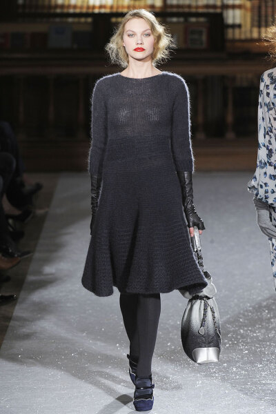 Luisa Beccaria Fall 2010 Ready-to-Wear。路易莎·贝卡里亚2010米兰时装周秋冬高级成衣发布。本季这个系列适合人群十分广阔，从好莱坞女星到长久迷恋她连衣裙的粉丝，足够取悦所有Beccaria的顾客。