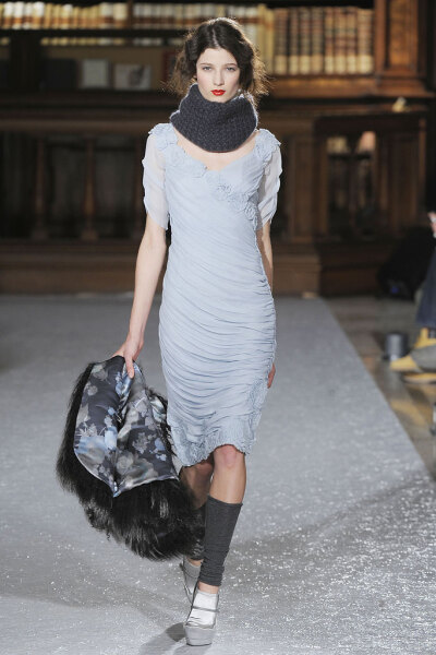 Luisa Beccaria Fall 2010 Ready-to-Wear。路易莎·贝卡里亚2010米兰时装周秋冬高级成衣发布。本季这个系列适合人群十分广阔，从好莱坞女星到长久迷恋她连衣裙的粉丝，足够取悦所有Beccaria的顾客。