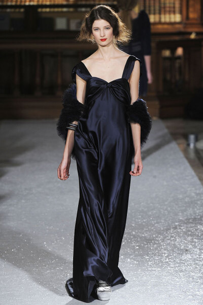 Luisa Beccaria Fall 2010 Ready-to-Wear。路易莎·贝卡里亚2010米兰时装周秋冬高级成衣发布。本季这个系列适合人群十分广阔，从好莱坞女星到长久迷恋她连衣裙的粉丝，足够取悦所有Beccaria的顾客。