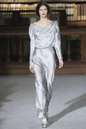 Luisa Beccaria Fall 2010 Ready-to-Wear。路易莎·贝卡里亚2010米兰时装周秋冬高级成衣发布。本季这个系列适合人群十分广阔，从好莱坞女星到长久迷恋她连衣裙的粉丝，足够取悦所有Beccaria的顾客。