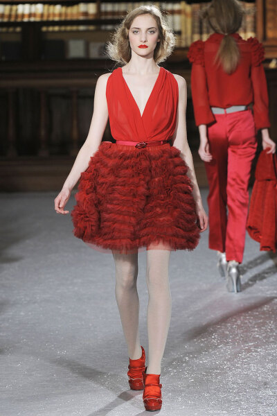 Luisa Beccaria Fall 2010 Ready-to-Wear。路易莎·贝卡里亚2010米兰时装周秋冬高级成衣发布。本季这个系列适合人群十分广阔，从好莱坞女星到长久迷恋她连衣裙的粉丝，足够取悦所有Beccaria的顾客。