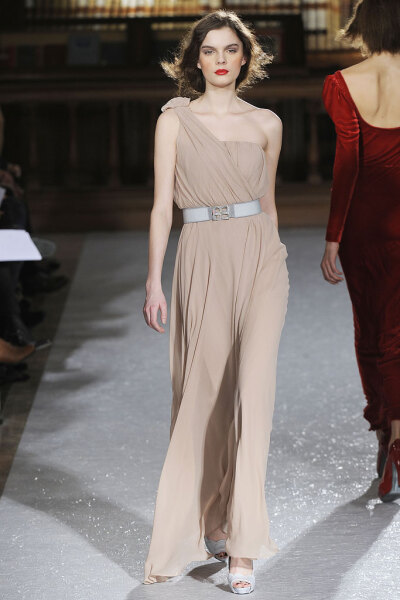 Luisa Beccaria Fall 2010 Ready-to-Wear。路易莎·贝卡里亚2010米兰时装周秋冬高级成衣发布。本季这个系列适合人群十分广阔，从好莱坞女星到长久迷恋她连衣裙的粉丝，足够取悦所有Beccaria的顾客。