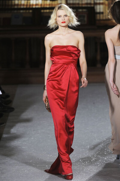 Luisa Beccaria Fall 2010 Ready-to-Wear。路易莎·贝卡里亚2010米兰时装周秋冬高级成衣发布。本季这个系列适合人群十分广阔，从好莱坞女星到长久迷恋她连衣裙的粉丝，足够取悦所有Beccaria的顾客。