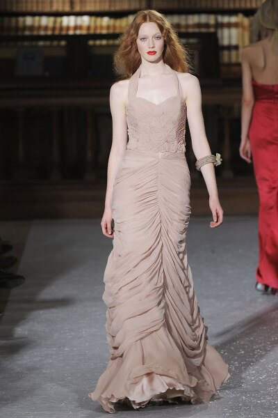 Luisa Beccaria Fall 2010 Ready-to-Wear。路易莎·贝卡里亚2010米兰时装周秋冬高级成衣发布。本季这个系列适合人群十分广阔，从好莱坞女星到长久迷恋她连衣裙的粉丝，足够取悦所有Beccaria的顾客。