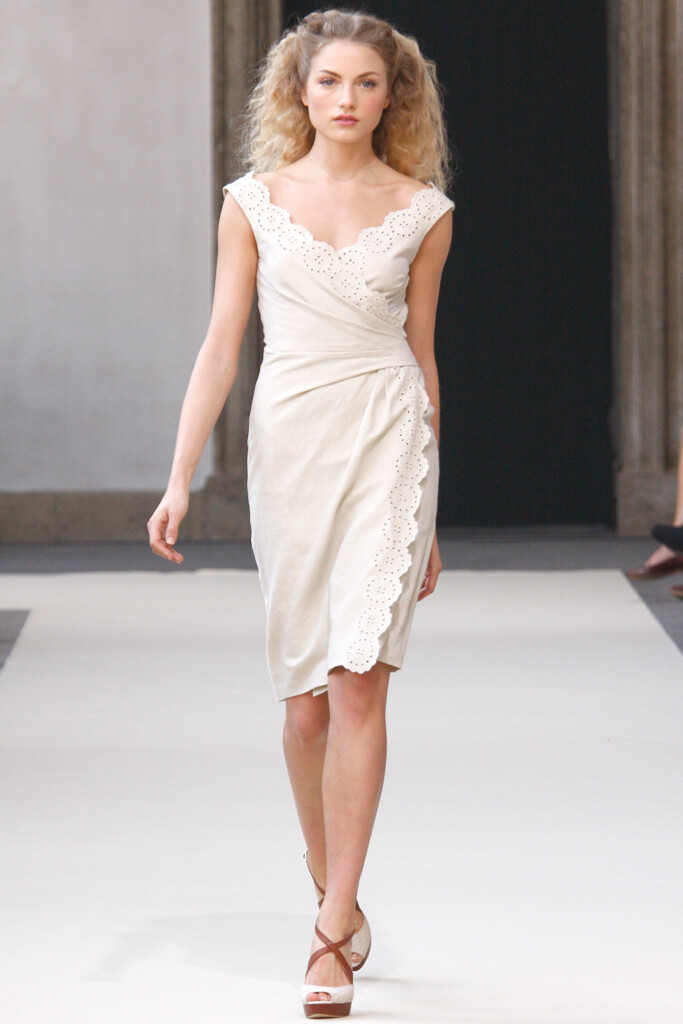 Luisa Beccaria Spring 2011 Ready-to-Wear。路易莎·贝卡里亚2011米兰时装周春夏高级成衣发布。如果没有记者在现场做笔记、拍摄照片，来Brera美术馆的游客或许会以为他们在无意中发现了某个神话般的午后婚礼。服装的颜色很柔和，像被阳光晒褪了色一般，布料总是很精致，轮廓相当放松。整体效果是上流社会波希米亚风，令人陶醉。Beccaria的晚礼服也像这些客串模型的身材一样多种多样。