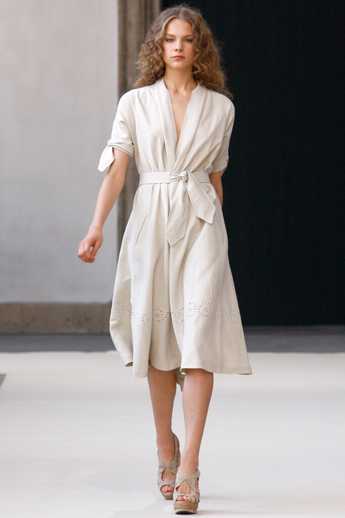 Luisa Beccaria Spring 2011 Ready-to-Wear。路易莎·贝卡里亚2011米兰时装周春夏高级成衣发布。如果没有记者在现场做笔记、拍摄照片，来Brera美术馆的游客或许会以为他们在无意中发现了某个神话般的午后婚礼。服装的颜色很柔和，像被阳光晒褪了色一般，布料总是很精致，轮廓相当放松。整体效果是上流社会波希米亚风，令人陶醉。Beccaria'的晚礼服也像这些客串模型的身材一样多种多样。