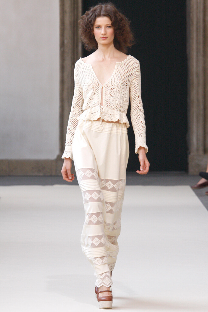 Luisa Beccaria Spring 2011 Ready-to-Wear。路易莎·贝卡里亚2011米兰时装周春夏高级成衣发布。如果没有记者在现场做笔记、拍摄照片，来Brera美术馆的游客或许会以为他们在无意中发现了某个神话般的午后婚礼。服装的颜色很柔和，像被阳光晒褪了色一般，布料总是很精致，轮廓相当放松。整体效果是上流社会波希米亚风，令人陶醉。Beccaria'的晚礼服也像这些客串模型的身材一样多种多样。