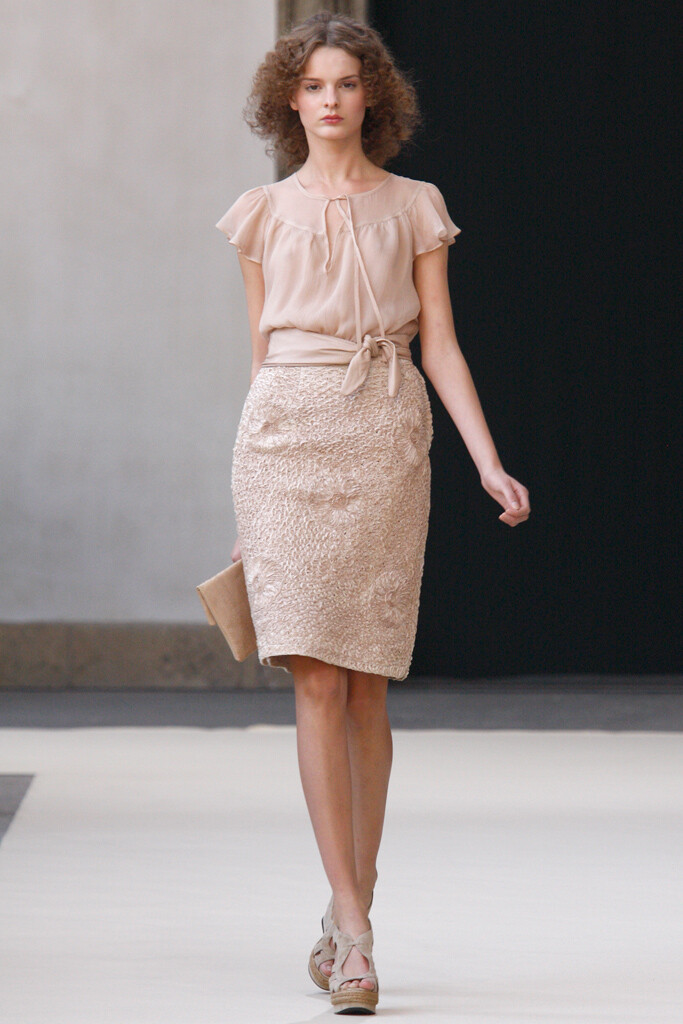 Luisa Beccaria Spring 2011 Ready-to-Wear。路易莎·贝卡里亚2011米兰时装周春夏高级成衣发布。如果没有记者在现场做笔记、拍摄照片，来Brera美术馆的游客或许会以为他们在无意中发现了某个神话般的午后婚礼。服装的颜色很柔和，像被阳光晒褪了色一般，布料总是很精致，轮廓相当放松。整体效果是上流社会波希米亚风，令人陶醉。Beccaria的晚礼服也像这些客串模型的身材一样多种多样。