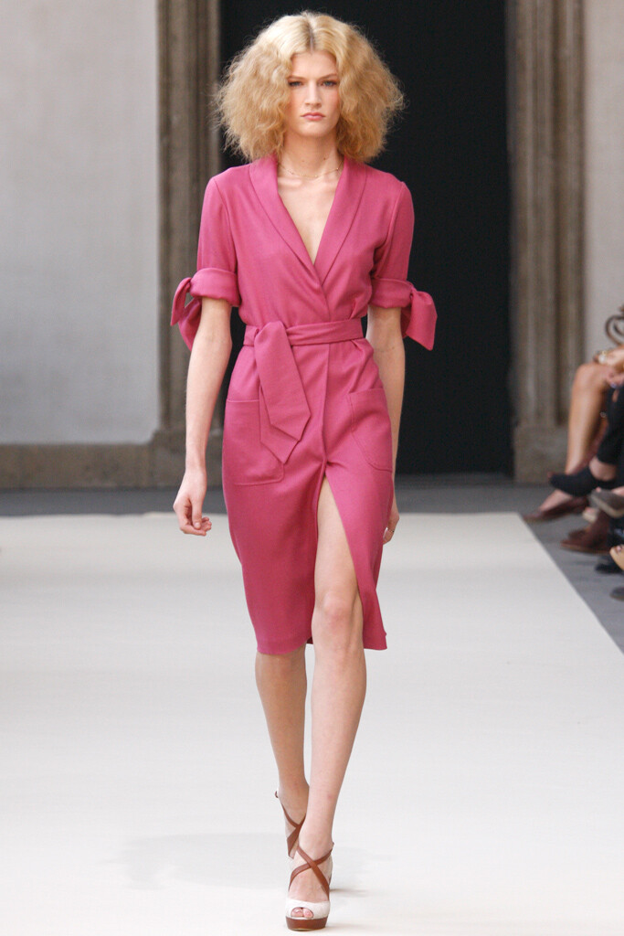 Luisa Beccaria Spring 2011 Ready-to-Wear。路易莎·贝卡里亚2011米兰时装周春夏高级成衣发布。如果没有记者在现场做笔记、拍摄照片，来Brera美术馆的游客或许会以为他们在无意中发现了某个神话般的午后婚礼。服装的颜色很柔和，像被阳光晒褪了色一般，布料总是很精致，轮廓相当放松。整体效果是上流社会波希米亚风，令人陶醉。Beccaria的晚礼服也像这些客串模型的身材一样多种多样。