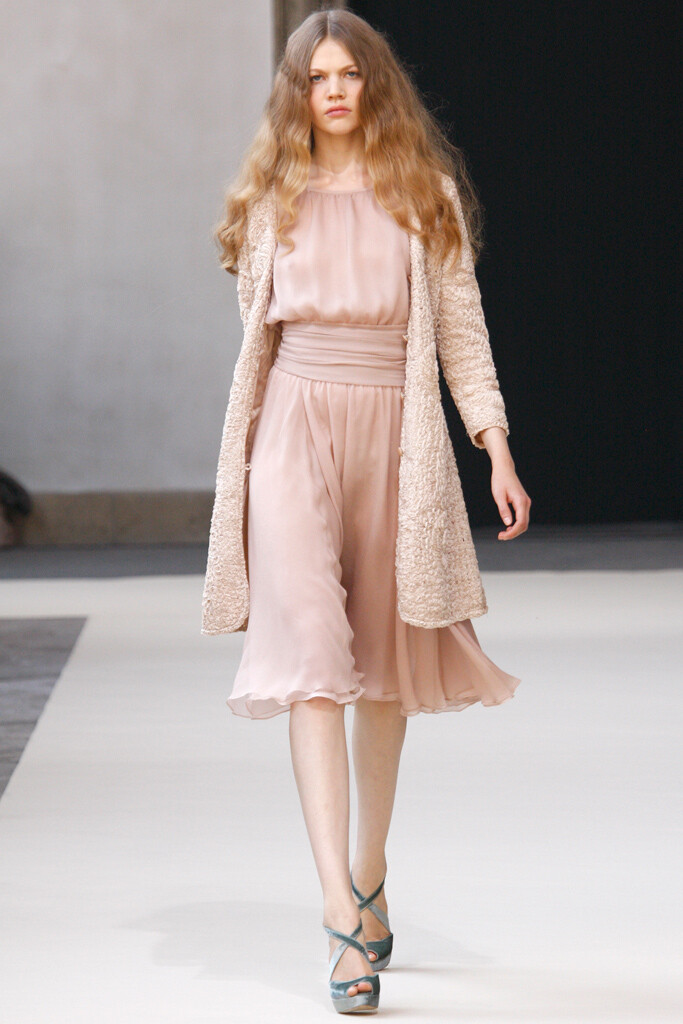 Luisa Beccaria Spring 2011 Ready-to-Wear。路易莎·贝卡里亚2011米兰时装周春夏高级成衣发布。如果没有记者在现场做笔记、拍摄照片，来Brera美术馆的游客或许会以为他们在无意中发现了某个神话般的午后婚礼。服装的颜色很柔和，像被阳光晒褪了色一般，布料总是很精致，轮廓相当放松。整体效果是上流社会波希米亚风，令人陶醉。Beccaria的晚礼服也像这些客串模型的身材一样多种多样。