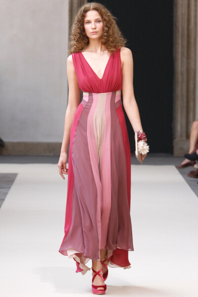 Luisa Beccaria Spring 2011 Ready-to-Wear。路易莎·贝卡里亚2011米兰时装周春夏高级成衣发布。如果没有记者在现场做笔记、拍摄照片，来Brera美术馆的游客或许会以为他们在无意中发现了某个神话般的午后婚礼。服装的…