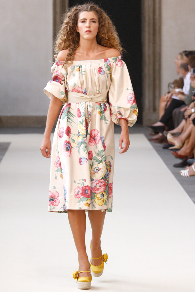 Luisa Beccaria Spring 2011 Ready-to-Wear。路易莎·贝卡里亚2011米兰时装周春夏高级成衣发布。如果没有记者在现场做笔记、拍摄照片，来Brera美术馆的游客或许会以为他们在无意中发现了某个神话般的午后婚礼。服装的颜色很柔和，像被阳光晒褪了色一般，布料总是很精致，轮廓相当放松。整体效果是上流社会波希米亚风，令人陶醉。Beccaria的晚礼服也像这些客串模型的身材一样多种多样。