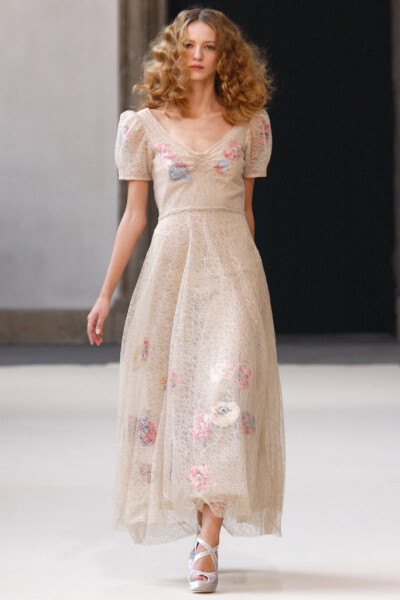 Luisa Beccaria Spring 2011 Ready-to-Wear。路易莎·贝卡里亚2011米兰时装周春夏高级成衣发布。如果没有记者在现场做笔记、拍摄照片，来Brera美术馆的游客或许会以为他们在无意中发现了某个神话般的午后婚礼。服装的…