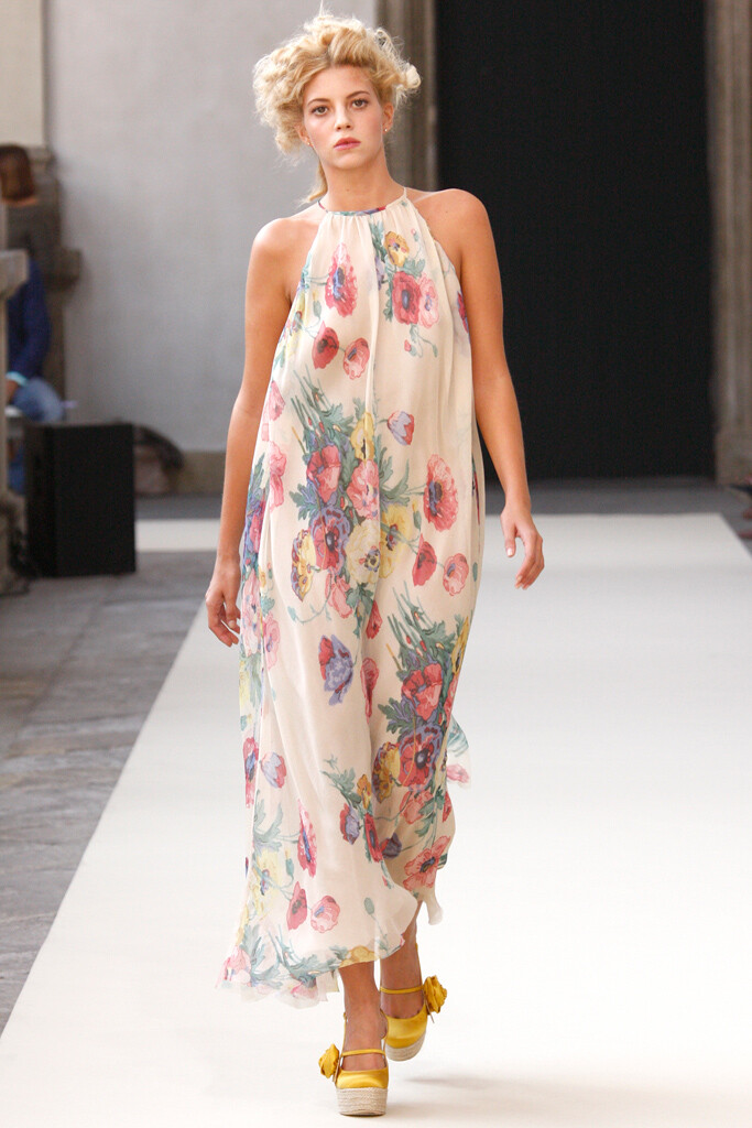 Luisa Beccaria Spring 2011 Ready-to-Wear。路易莎·贝卡里亚2011米兰时装周春夏高级成衣发布。如果没有记者在现场做笔记、拍摄照片，来Brera美术馆的游客或许会以为他们在无意中发现了某个神话般的午后婚礼。服装的颜色很柔和，像被阳光晒褪了色一般，布料总是很精致，轮廓相当放松。整体效果是上流社会波希米亚风，令人陶醉。Beccaria的晚礼服也像这些客串模型的身材一样多种多样。