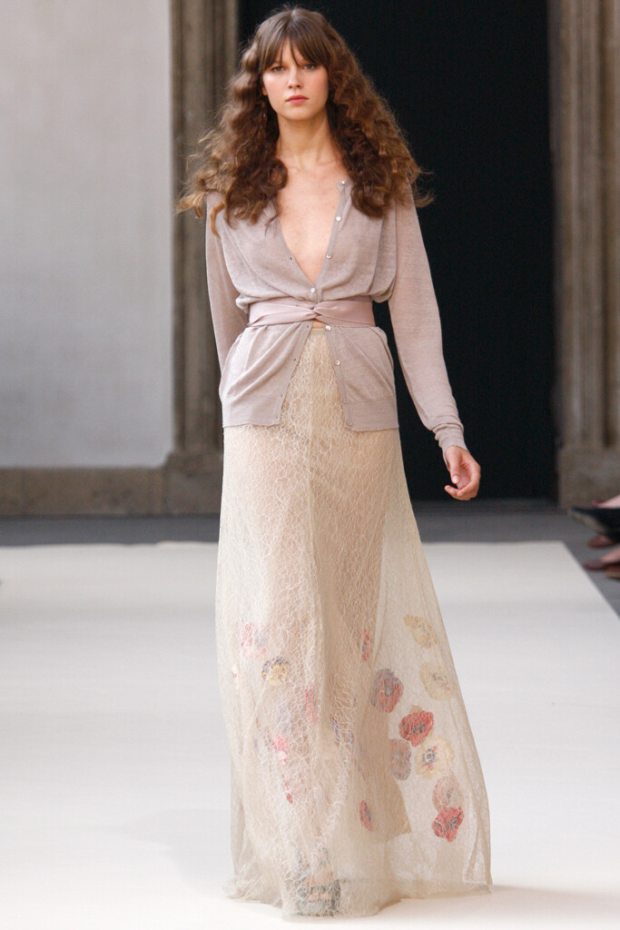 Luisa Beccaria Spring 2011 Ready-to-Wear。路易莎·贝卡里亚2011米兰时装周春夏高级成衣发布。如果没有记者在现场做笔记、拍摄照片，来Brera美术馆的游客或许会以为他们在无意中发现了某个神话般的午后婚礼。服装的颜色很柔和，像被阳光晒褪了色一般，布料总是很精致，轮廓相当放松。整体效果是上流社会波希米亚风，令人陶醉。Beccaria的晚礼服也像这些客串模型的身材一样多种多样。