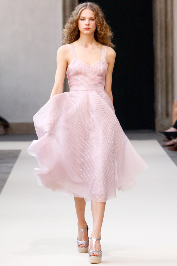 Luisa Beccaria Spring 2011 Ready-to-Wear。路易莎·貝卡里亞2011米蘭時裝周春夏高級成衣發(fā)布。如果沒有記者在現(xiàn)場做筆記、拍攝照片，來Brera美術(shù)館的游客或許會以為他們在無意中發(fā)現(xiàn)了某個神話般的午后婚禮。服裝的顏色很柔和，像被陽光曬褪了色一般，布料總是很精致，輪廓相當(dāng)放松。整體效果是上流社會波希米亞風(fēng)，令人陶醉。Beccaria的晚禮服也像這些客串模型的身材一樣多種多樣。