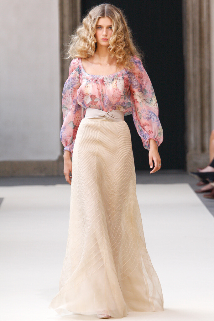 Luisa Beccaria Spring 2011 Ready-to-Wear。路易莎·贝卡里亚2011米兰时装周春夏高级成衣发布。如果没有记者在现场做笔记、拍摄照片，来Brera美术馆的游客或许会以为他们在无意中发现了某个神话般的午后婚礼。服装的颜色很柔和，像被阳光晒褪了色一般，布料总是很精致，轮廓相当放松。整体效果是上流社会波希米亚风，令人陶醉。Beccaria的晚礼服也像这些客串模型的身材一样多种多样。