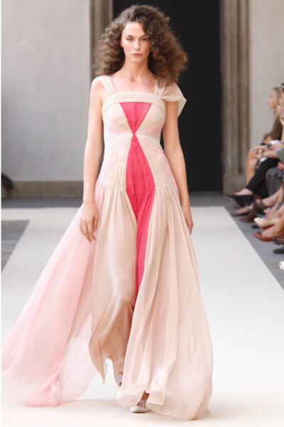 Luisa Beccaria Spring 2011 Ready-to-Wear。路易莎·贝卡里亚2011米兰时装周春夏高级成衣发布。如果没有记者在现场做笔记、拍摄照片，来Brera美术馆的游客或许会以为他们在无意中发现了某个神话般的午后婚礼。服装的…