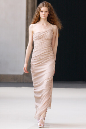 Luisa Beccaria Spring 2011 Ready-to-Wear。路易莎·贝卡里亚2011米兰时装周春夏高级成衣发布。如果没有记者在现场做笔记、拍摄照片，来Brera美术馆的游客或许会以为他们在无意中发现了某个神话般的午后婚礼。服装的颜色很柔和，像被阳光晒褪了色一般，布料总是很精致，轮廓相当放松。整体效果是上流社会波希米亚风，令人陶醉。Beccaria的晚礼服也像这些客串模型的身材一样多种多样。