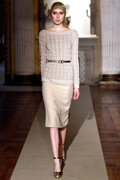 Luisa Beccaria Fall 2011 Ready-to-Wear。路易莎·贝卡里亚2011米兰时装周秋冬高级成衣发布。本系列对两件套日装和经济实惠的针织款式的重视。女人不能单靠鸡尾酒会裙和礼服活着，不管她们来自何方。但同时，甚至品…