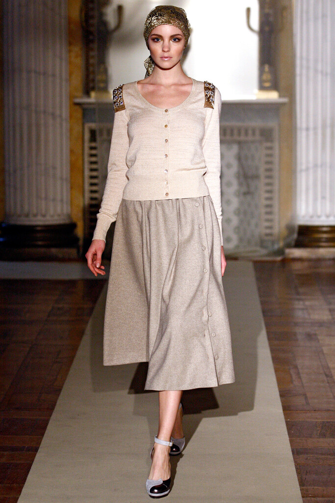 Luisa Beccaria Fall 2011 Ready-to-Wear。路易莎·贝卡里亚2011米兰时装周秋冬高级成衣发布。本系列对两件套日装和经济实惠的针织款式的重视。女人不能单靠鸡尾酒会裙和礼服活着，不管她们来自何方。但同时，甚至品牌的系腰带软呢斗篷、粗线针织衫和花纹织锦裤装套装都为秋冬镀了金。设计师的叙利亚之旅为整个系列罩上了拜占庭的光辉，也使新古典主义风格的Villa Reale成为最恰当的秀场。