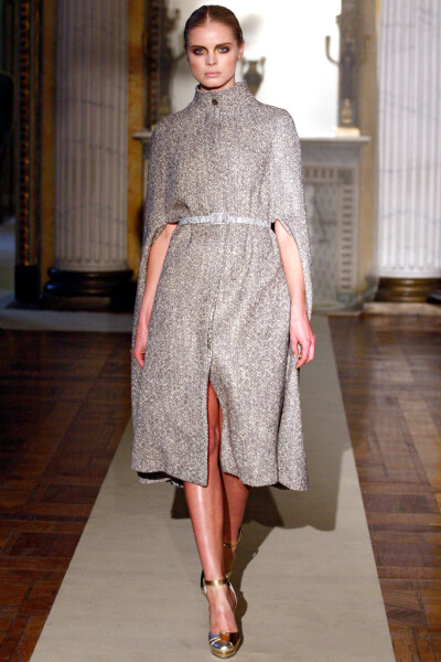 Luisa Beccaria Fall 2011 Ready-to-Wear。路易莎·贝卡里亚2011米兰时装周秋冬高级成衣发布。本系列对两件套日装和经济实惠的针织款式的重视。女人不能单靠鸡尾酒会裙和礼服活着，不管她们来自何方。但同时，甚至品…