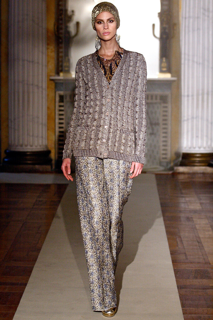 Luisa Beccaria Fall 2011 Ready-to-Wear。路易莎·贝卡里亚2011米兰时装周秋冬高级成衣发布。本系列对两件套日装和经济实惠的针织款式的重视。女人不能单靠鸡尾酒会裙和礼服活着，不管她们来自何方。但同时，甚至品牌的系腰带软呢斗篷、粗线针织衫和花纹织锦裤装套装都为秋冬镀了金。设计师的叙利亚之旅为整个系列罩上了拜占庭的光辉，也使新古典主义风格的Villa Reale成为最恰当的秀场。