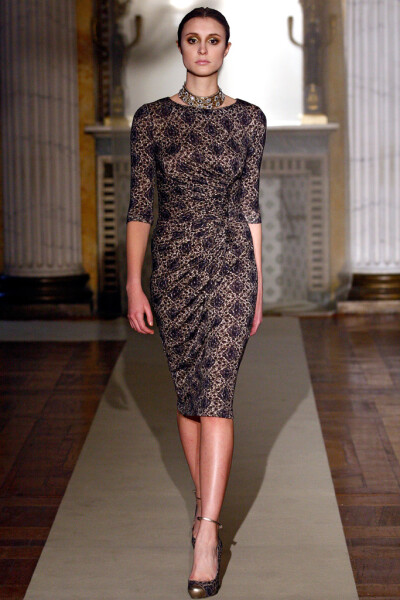 Luisa Beccaria Fall 2011 Ready-to-Wear。路易莎·贝卡里亚2011米兰时装周秋冬高级成衣发布。本系列对两件套日装和经济实惠的针织款式的重视。女人不能单靠鸡尾酒会裙和礼服活着，不管她们来自何方。但同时，甚至品…