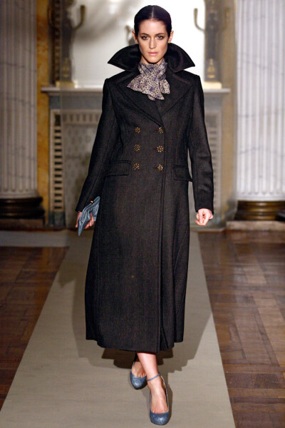 Luisa Beccaria Fall 2011 Ready-to-Wear。路易莎·贝卡里亚2011米兰时装周秋冬高级成衣发布。本系列对两件套日装和经济实惠的针织款式的重视。女人不能单靠鸡尾酒会裙和礼服活着，不管她们来自何方。但同时，甚至品…