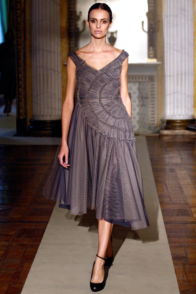 Luisa Beccaria Fall 2011 Ready-to-Wear。路易莎·贝卡里亚2011米兰时装周秋冬高级成衣发布。本系列对两件套日装和经济实惠的针织款式的重视。女人不能单靠鸡尾酒会裙和礼服活着，不管她们来自何方。但同时，甚至品牌的系腰带软呢斗篷、粗线针织衫和花纹织锦裤装套装都为秋冬镀了金。设计师的叙利亚之旅为整个系列罩上了拜占庭的光辉，也使新古典主义风格的Villa Reale成为最恰当的秀场。