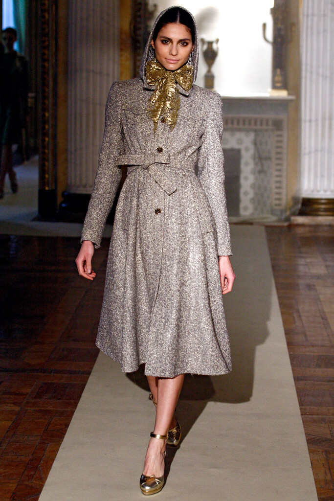 Luisa Beccaria Fall 2011 Ready-to-Wear。路易莎·贝卡里亚2011米兰时装周秋冬高级成衣发布。本系列对两件套日装和经济实惠的针织款式的重视。女人不能单靠鸡尾酒会裙和礼服活着，不管她们来自何方。但同时，甚至品牌的系腰带软呢斗篷、粗线针织衫和花纹织锦裤装套装都为秋冬镀了金。设计师的叙利亚之旅为整个系列罩上了拜占庭的光辉，也使新古典主义风格的Villa Reale成为最恰当的秀场。