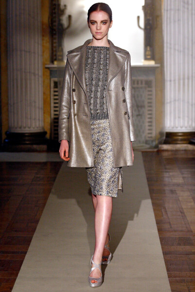 Luisa Beccaria Fall 2011 Ready-to-Wear。路易莎·贝卡里亚2011米兰时装周秋冬高级成衣发布。本系列对两件套日装和经济实惠的针织款式的重视。女人不能单靠鸡尾酒会裙和礼服活着，不管她们来自何方。但同时，甚至品…