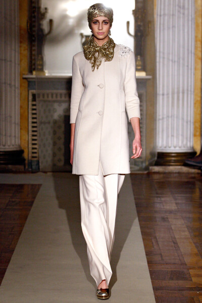 Luisa Beccaria Fall 2011 Ready-to-Wear。路易莎·贝卡里亚2011米兰时装周秋冬高级成衣发布。本系列对两件套日装和经济实惠的针织款式的重视。女人不能单靠鸡尾酒会裙和礼服活着，不管她们来自何方。但同时，甚至品…