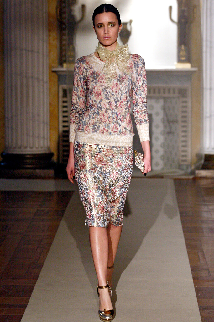 Luisa Beccaria Fall 2011 Ready-to-Wear。路易莎·贝卡里亚2011米兰时装周秋冬高级成衣发布。本系列对两件套日装和经济实惠的针织款式的重视。女人不能单靠鸡尾酒会裙和礼服活着，不管她们来自何方。但同时，甚至品牌的系腰带软呢斗篷、粗线针织衫和花纹织锦裤装套装都为秋冬镀了金。设计师的叙利亚之旅为整个系列罩上了拜占庭的光辉，也使新古典主义风格的Villa Reale成为最恰当的秀场。