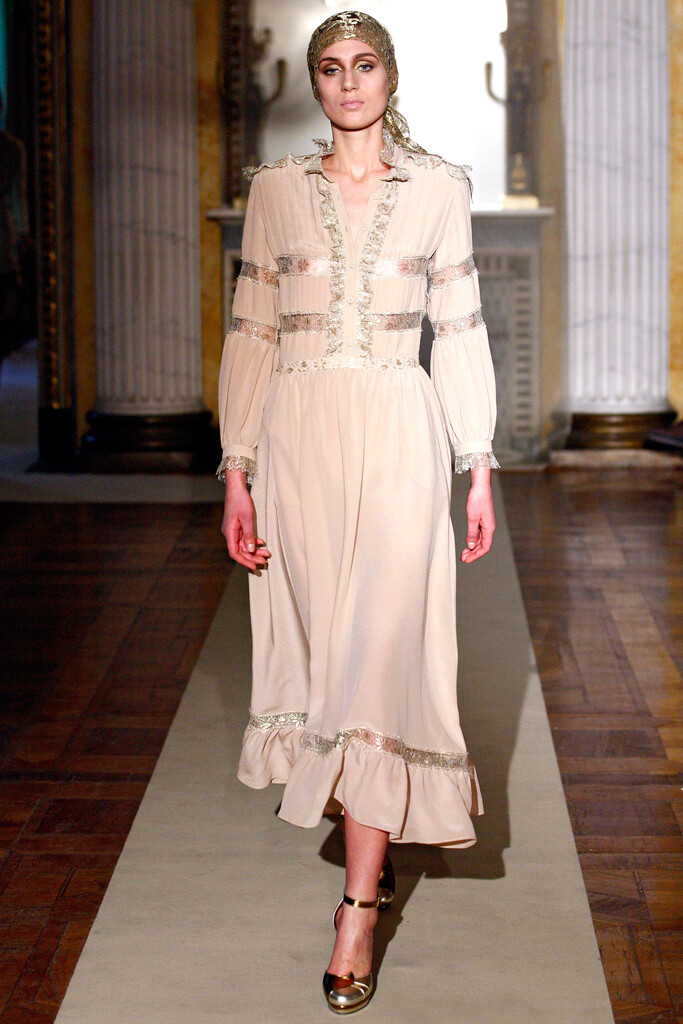 Luisa Beccaria Fall 2011 Ready-to-Wear。路易莎·贝卡里亚2011米兰时装周秋冬高级成衣发布。本系列对两件套日装和经济实惠的针织款式的重视。女人不能单靠鸡尾酒会裙和礼服活着，不管她们来自何方。但同时，甚至品牌的系腰带软呢斗篷、粗线针织衫和花纹织锦裤装套装都为秋冬镀了金。设计师的叙利亚之旅为整个系列罩上了拜占庭的光辉，也使新古典主义风格的Villa Reale成为最恰当的秀场。