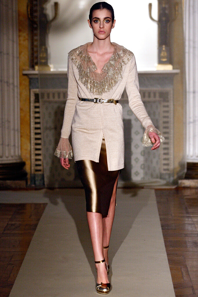 Luisa Beccaria Fall 2011 Ready-to-Wear。路易莎·贝卡里亚2011米兰时装周秋冬高级成衣发布。本系列对两件套日装和经济实惠的针织款式的重视。女人不能单靠鸡尾酒会裙和礼服活着，不管她们来自何方。但同时，甚至品牌的系腰带软呢斗篷、粗线针织衫和花纹织锦裤装套装都为秋冬镀了金。设计师的叙利亚之旅为整个系列罩上了拜占庭的光辉，也使新古典主义风格的Villa Reale成为最恰当的秀场。