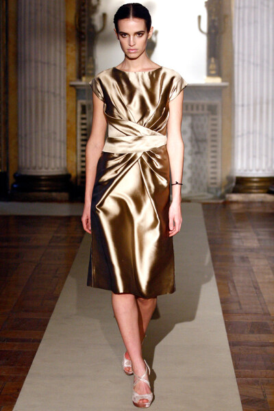 Luisa Beccaria Fall 2011 Ready-to-Wear。路易莎·贝卡里亚2011米兰时装周秋冬高级成衣发布。本系列对两件套日装和经济实惠的针织款式的重视。女人不能单靠鸡尾酒会裙和礼服活着，不管她们来自何方。但同时，甚至品…