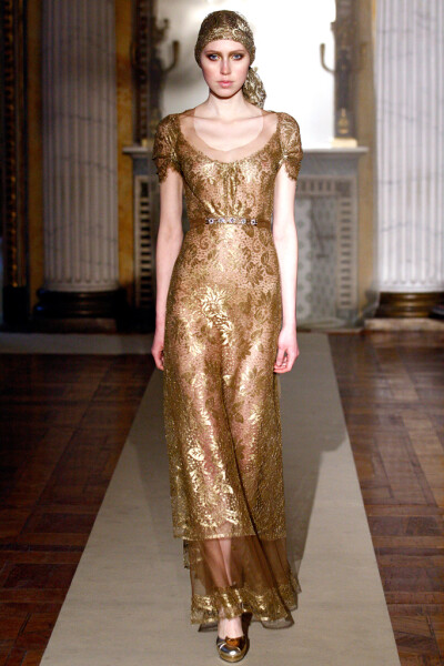 Luisa Beccaria Fall 2011 Ready-to-Wear。路易莎·贝卡里亚2011米兰时装周秋冬高级成衣发布。本系列对两件套日装和经济实惠的针织款式的重视。女人不能单靠鸡尾酒会裙和礼服活着，不管她们来自何方。但同时，甚至品…