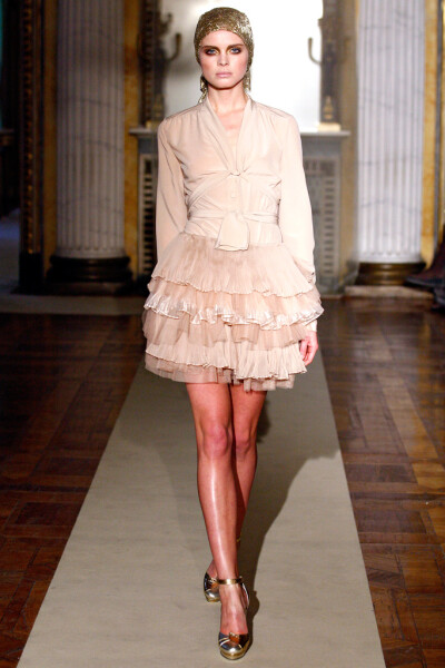 Luisa Beccaria Fall 2011 Ready-to-Wear。路易莎·贝卡里亚2011米兰时装周秋冬高级成衣发布。本系列对两件套日装和经济实惠的针织款式的重视。女人不能单靠鸡尾酒会裙和礼服活着，不管她们来自何方。但同时，甚至品…